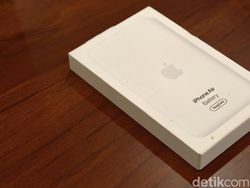 Unboxing iPhone Air MagSafe Battery, Tambah Daya 65% Harga Rp 2 Jutaan