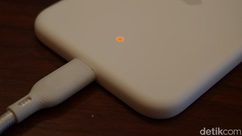 Untuk pengisian daya iPhone Air yang lebih cepat lagi, pasangkan MagSafe Battery dan sambungkan ke adaptor daya 20W atau lebih tinggi secara bersamaan. Foto: Adi Fida Rahman/detikINET