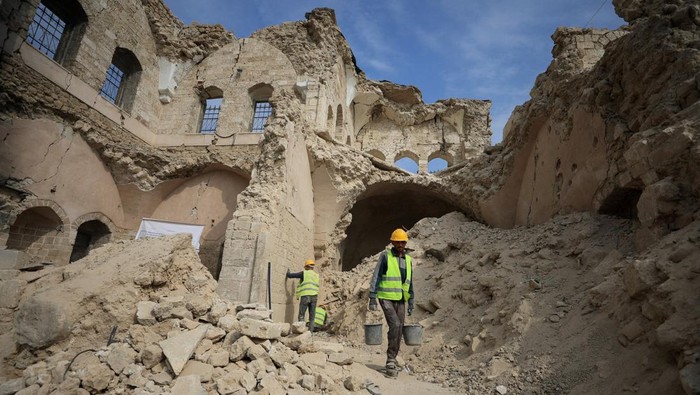 Workers carry out restoration work at the historical Pasha's Palace, damaged during the war, in Gaza City, November 11, 2025. REUTERS/Dawoud Abu Alkas