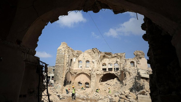 Workers carry out restoration work at the historical Pasha's Palace, damaged during the war, in Gaza City, November 11, 2025. REUTERS/Dawoud Abu Alkas
