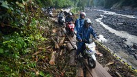 Pengendara motor melintasi jalan darurat buatan warga di kawasan Mega Mendung, Lembah Anai, Tanah Datar, Sumatera Barat, Kamis (4/12/2025). Foto: ANTARA FOTO/Iggoy el Fitra