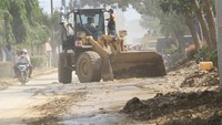 Petugas Pekerjaan Jalan Nasional (PJN) wilayah Aceh mengoperasikan alat berat untuk membersihkan jalan dari lumpur sisa banjir bandang di Jalan Lintas Nasional Medan-Banda Aceh, Kota Kuala Simpang, Kabupaten Aceh Tamiang, Aceh, Kamis (4/12/2025). ANTARA FOTO/Syifa Yulinnas