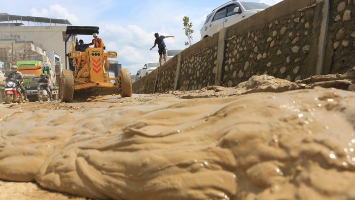 Petugas Pekerjaan Jalan Nasional (PJN) wilayah Aceh mengoperasikan alat berat untuk membersihkan jalan dari lumpur sisa banjir bandang di Jalan Lintas Nasional Medan-Banda Aceh, Kota Kuala Simpang, Kabupaten Aceh Tamiang, Aceh, Kamis (4/12/2025). PJN wilayah Aceh terus berupaya membersihkan lumpur dan sisa-sisa puing pascabanjir bandang yang terjadi pada Rabu (26/11) untuk mempercepat dan melancarkan arus lalu lintas. ANTARA FOTO/Syifa Yulinnas