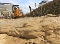 Jalan Nasional Diselimuti Lumpur, Pembersihan Pascabanjir di Aceh Tamiang Dikebut