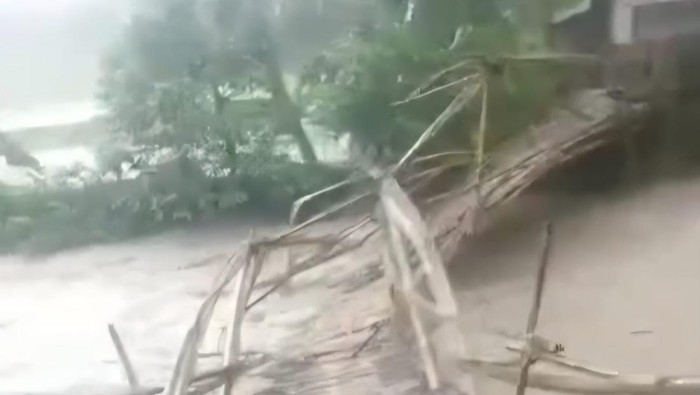Jembatan Penghubung Desa di Bogor-Karawang Putus Imbas Sungai Ciomas Meluap