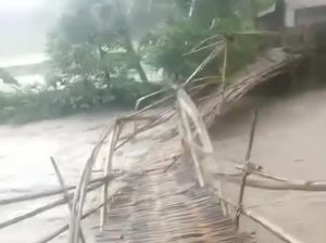 Jembatan Penghubung Desa di Bogor-Karawang Putus Imbas Sungai Ciomas Meluap
