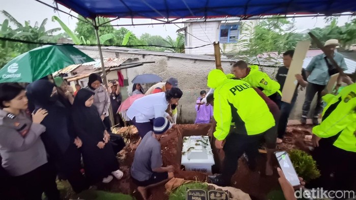 Isak Tangis Keluarga Pecah Saat Alvaro Dimakamkan