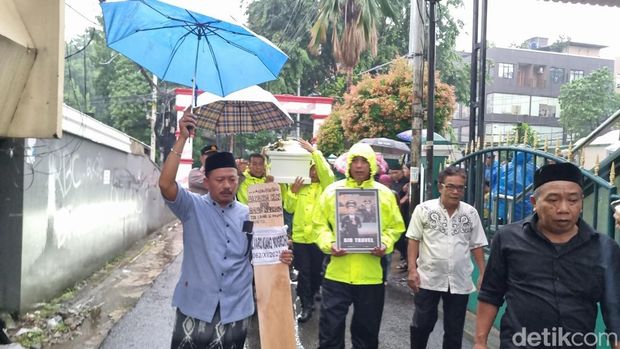 Jenazah Alvaro Kiano Nugroho (6) bocah yang dibunuh ayah tirinya dimakamkan di Tanah Wakaf Masjid Jami Al Muflihun Bintaro, Pesanggrahan, Jakarta Selatan. (Taufiq S/detikcom)
