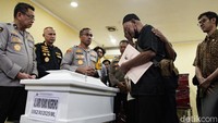 Karumkit RS Bhayangkara Polri Kramatjati, Brigjen Prima Heru Yulihartono dan Kapolres Metro Jakarta Selatan Kombes Nicolas Ary Lilipaly menyerahkan dokumen tes DNA dan jenazah Alvaro (6) di RS Polri Kramat Jati, Jakarta, Kamis (4/12/2025). 