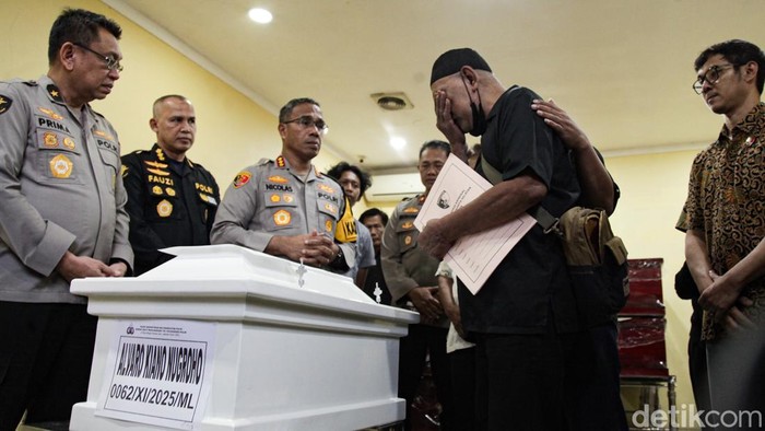 Karumkit RS Bhayangkara Polri Kramatjati, Brigjen Prima Heru Yulihartono dan Kapolres Metro Jakarta Selatan Kombes Nicolas Ary Lilipaly menyerahkan dokumen tes DNA dan jenazah Alvaro (6) di RS Polri Kramat Jati, Jakarta, Kamis (4/12/2025).