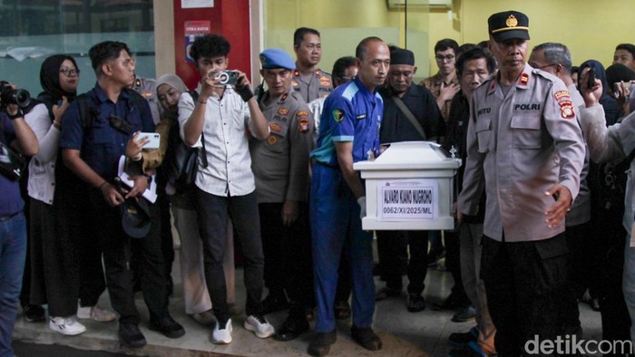 Karumkit RS Bhayangkara Polri Kramatjati, Brigjen Prima Heru Yulihartono dan Kapolres Metro Jakarta Selatan Kombes Nicolas Ary Lilipaly menyerahkan dokumen tes DNA dan jenazah Alvaro (6) di RS Polri Kramat Jati, Jakarta, Kamis (4/12/2025).