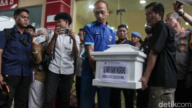 Karumkit RS Bhayangkara Polri Kramatjati, Brigjen Prima Heru Yulihartono dan Kapolres Metro Jakarta Selatan Kombes Nicolas Ary Lilipaly menyerahkan dokumen tes DNA dan jenazah Alvaro (6) di RS Polri Kramat Jati, Jakarta, Kamis (4/12/2025).