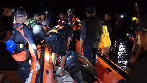 Jenazah warga Sekotong hilang saat mancing dievakuasi tim SAR Mataram, Kamis (4/12/2025). (Dok. SAR Mataram).