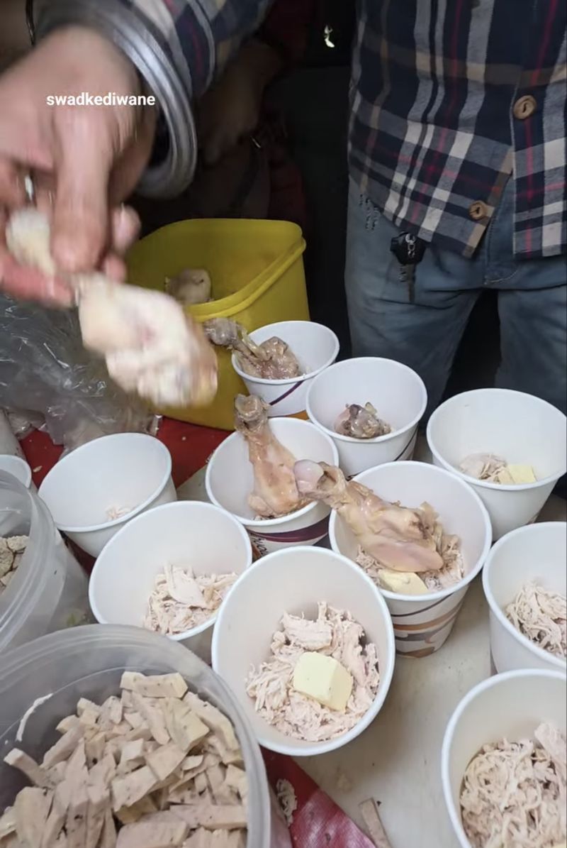 Jualan Ayam dan Daging Domba Melimpah, Penjual Ini Dipuji Gak Pelit!