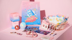 Merchandise Saja Boys tampil dengan warna pastel sesuai konsep Soda Pop. (Foto: dok. Netflix/b.stage)