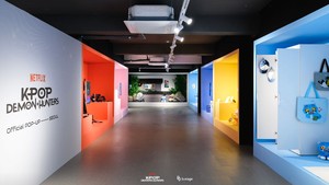 Namanya juga pop-up store, isinya tentu merchandise! (Foto: dok. Netflix/b.stage)