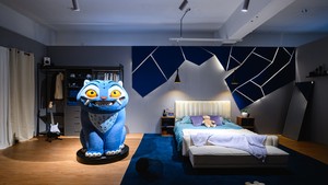 Derpy tampil gemas di kamar tidur Rumi. Cocok banget sih ini buat ngonten dan foto-foto! (Foto: dok. Netflix/b.stage)