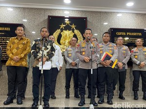 Menhut Sudah Kantongi Data Awal Asal Usul Kayu Gelondong Banjir Sumatera