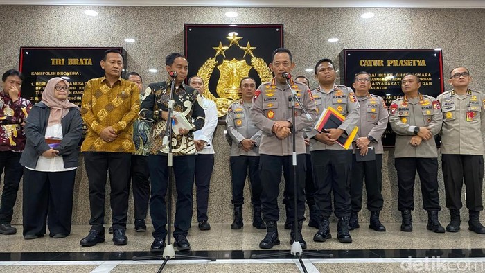 Kapolri-Menhut Bentuk Satgas Gabungan Usut Kayu Gelondong di Banjir Sumatera