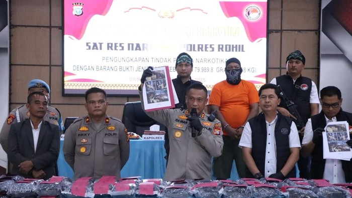Polisi Bongkar Peredaran 79 Kg Sabu di Rohil, Kurir Ditangkap