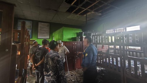 Kondisi asrama pondok pesantren yang hangus terbakar pada Kamis (4/12/2025).