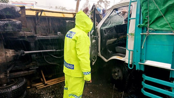 Diduga Rem Blong, Truk Muat Karpet Tabrak Dump Truk-Pemotor di Wonosobo