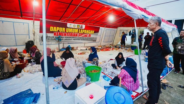 Wamensos Tinjau Dapur Umum-Salurkan Bantuan buat Korban Banjir di Langkat