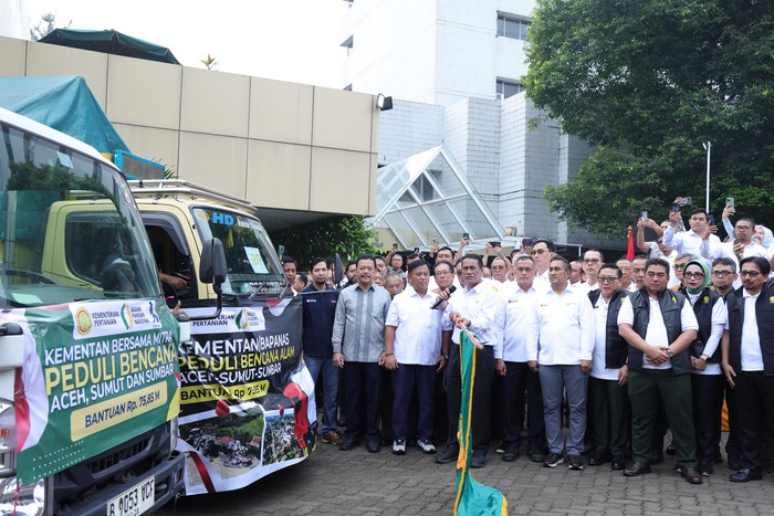 Mentan Amran Lepas 207 Truk Bantuan Bencana Banjir Sumatera