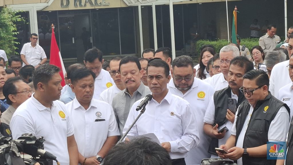 Kementerian Pertanian (Kementan) melepas penyaluran bantuan pangan untuk korban bencana banjir bandang dan longsor di Sumatera pada Kamis (4/12/2025). (CNBC Indonesia/Chandra Dwi)