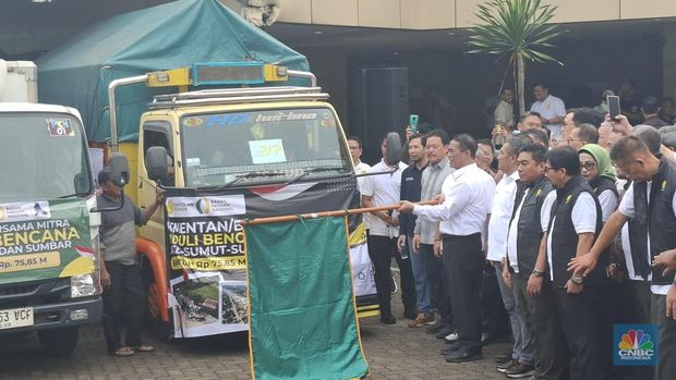 Kementerian Pertanian (Kementan) melepas penyaluran bantuan pangan untuk korban bencana banjir bandang dan longsor di Sumatera pada Kamis (4/12/2025). (CNBC Indonesia/Chandra Dwi)