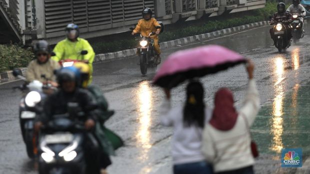 Kendaraan melintas di tengah hujan di kawasan Jalan I Gusti Ngurah Rai, Jakarta,  Kamis (4/12/2025). (CNBC Indonesia/Muhammad Sabki)
