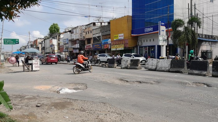 Simpang Brayan Jalan Yos Sudarso Dipenuhi Lubang, Warga Kesal Pemkot Abai