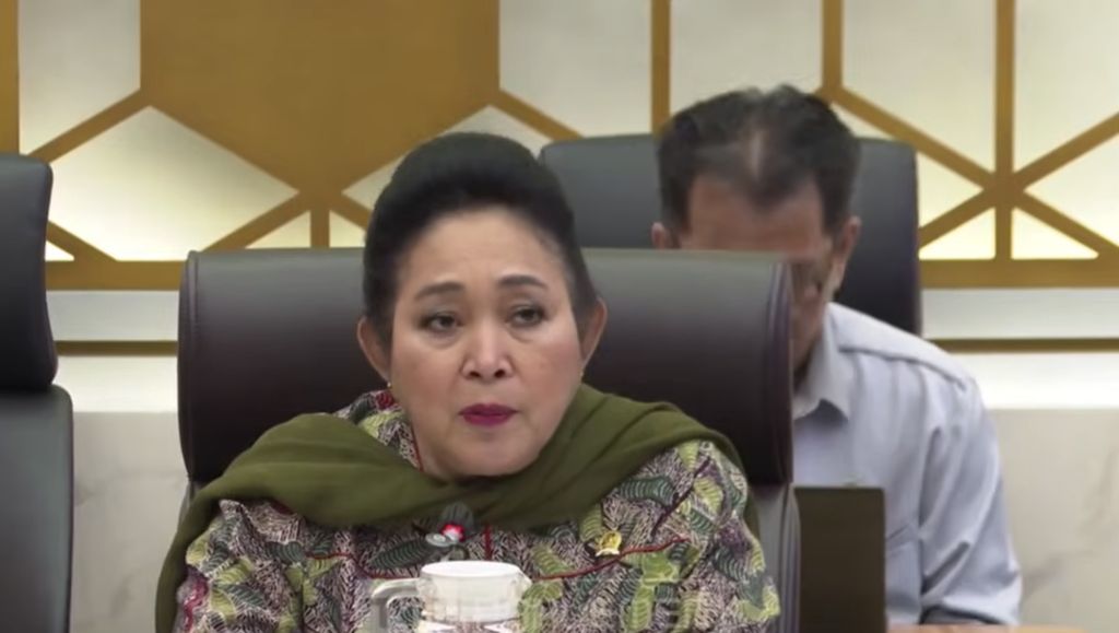Ketua Komisi IV DPR RI, Siti Hediati Soeharto saat memimpin rapat kerja dengan Menteri Kehutanan di Gedung DPR RI, Jakarta, Kamis (4/12/2025). (Tangkapan Layar Youtube/DPR RI)
