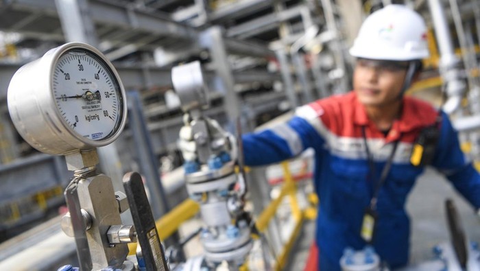 Pekerja mengecek peralatan di unit pemurnian LPG di Kilang Pertamina Balikpapan, Kalimantan Timur, Rabu (3/12/2025). Unit Pemurnian yang merupakan salah satu unit baru yang dibangun di proyek Refinery Development Master Plan (RDMP) Balikpapan itu mampu memproduksi mencapai 43 ribu ton per tahunnya guna memperkuat ketahanan energi nasional. ANTARA FOTO/M Risyal Hidayat