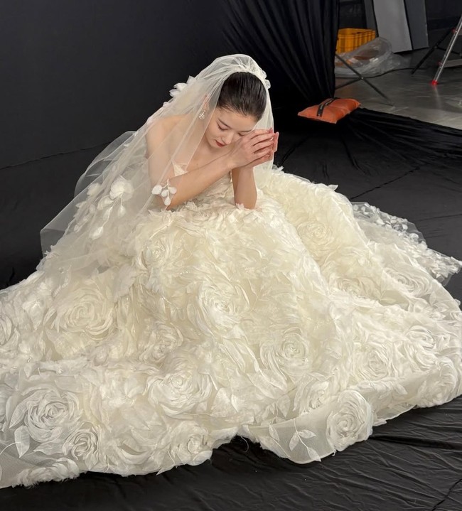 Paras cantik Kim Yoo Jung menuai pujian netizen, yang melihat perkembangannya, sejak berakting di usia empat tahun. Ia kini terlihat semakin dewasa dan elegan. Foto: dok. Instagram @you_r_love