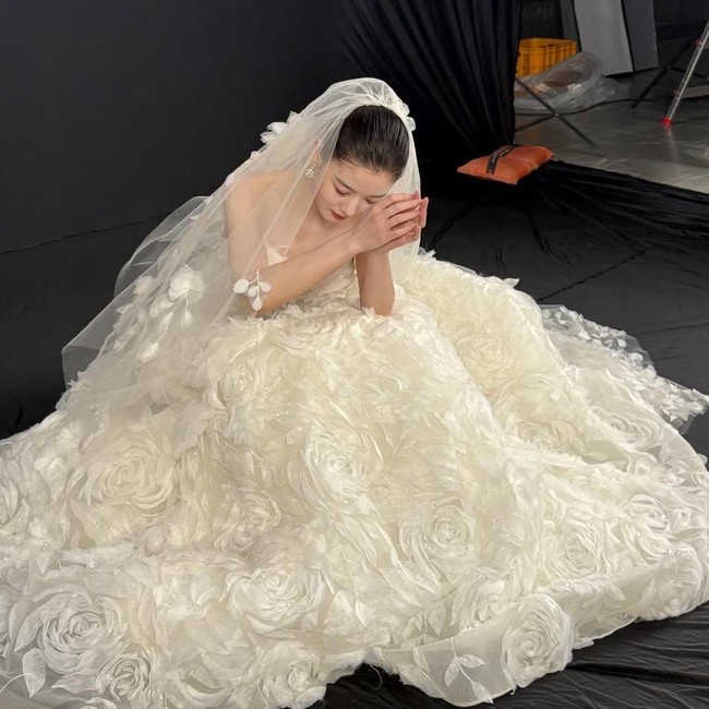 Cantiknya Kim Yoo Jung Pakai Gaun Pengantin, Nikahi Pria Psikopat di Dear X