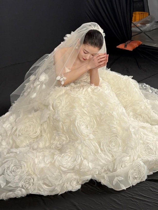 Cantiknya Kim Yoo Jung Pakai Gaun Pengantin, Nikahi Pria Psikopat di Dear X