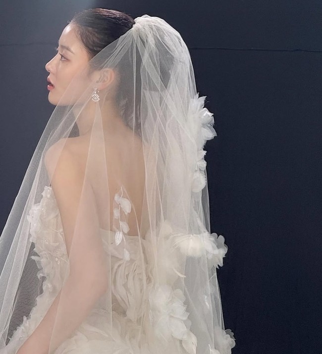 Setelah menginjak 26 tahun, Kim Yoo Jung mengaku tertantang memerankan karakter psikopat. Gerak-gerik karakternya halus, ia “fokus membuat batinnya kosong dan menyampaikan kekosongan itu.” Foto: dok. Instagram @you_r_love