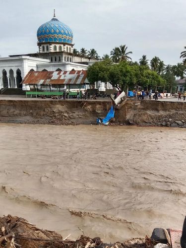 Wanita ini membagikan kisahnya yang bertahan hidup selama 4 hari di Bireuen, Aceh, usai travel terjebak longsor. Berjalan 20 km menembus 7 titik longsor, hutan belantara, dan menyeberangi sungai. Unggahan tersebut langsung viral di media sosial.