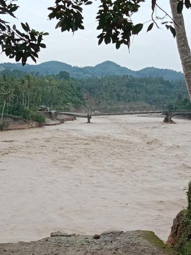 Wanita ini membagikan kisahnya yang bertahan hidup selama 4 hari di Bireuen, Aceh, usai travel terjebak longsor. Berjalan 20 km menembus 7 titik longsor, hutan belantara, dan menyeberangi sungai. Unggahan tersebut langsung viral di media sosial.