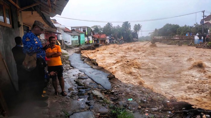 Sungai Cisolok Meluap, Tembok Sekolah di Sukabumi Ambruk