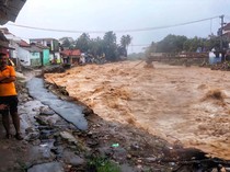 Sungai Cisolok Meluap, Tembok Sekolah di Sukabumi Ambruk