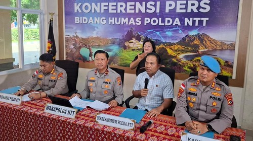 Konferensi pers Polda NTT Kamis (4/12/2025) soal pengungkapan mahasiswa asal Sumba Barat Daya yang tewas dikeroyok dan dibakar di Kota Kupang. Pengeroyokan hingga pembakaran itu terjadi pada 2 Agustus 2022. (Yufengki Bria/detikBali)