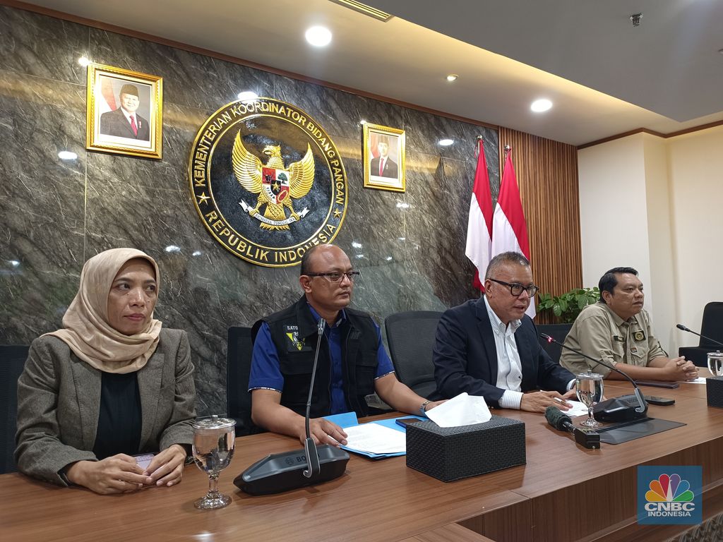 Konferensi pers terkait update proses penegakan hukum kasus Cesium-137 di kantor Kemenko Pangan, Jakarta, Kamis (4/12/2025). (CNBC Indonesia/Martyasari Rizky)