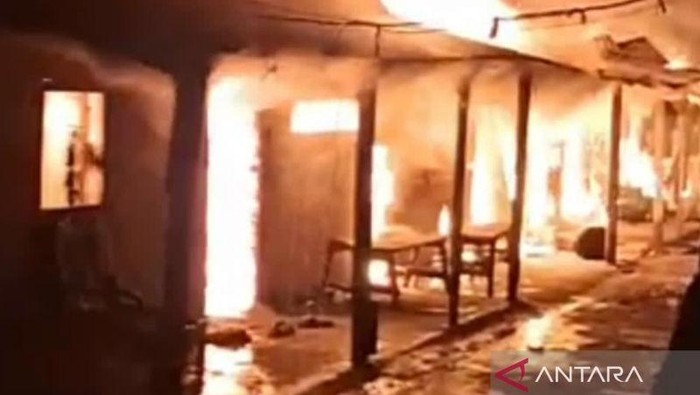 Kontrakan 9 Pintu di Cakung Jaktim Kebakaran, 12 Unit Damkar Dikerahkan