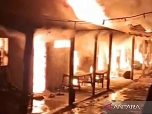 Kontrakan 9 Pintu di Cakung Jaktim Kebakaran, 12 Unit Damkar Dikerahkan