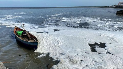 Fenomena Kemunculan Busa di Kawasan Pantai Kenjeran Surabaya