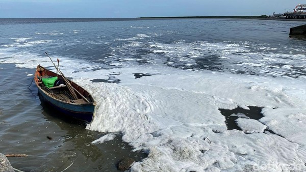 Fenomena Kemunculan Busa di Kawasan Pantai Kenjeran Surabaya