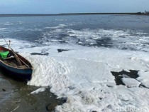 Fenomena Kemunculan Busa di Kawasan Pantai Kenjeran Surabaya