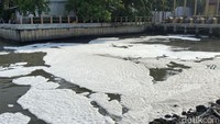 Saat tiba di lokasi, air laut di kawasan Jembatan Suramadu itu memang terlihat berbusa. Busa itu muncul dari sebuah pipa seperti saluran pembuangan.
